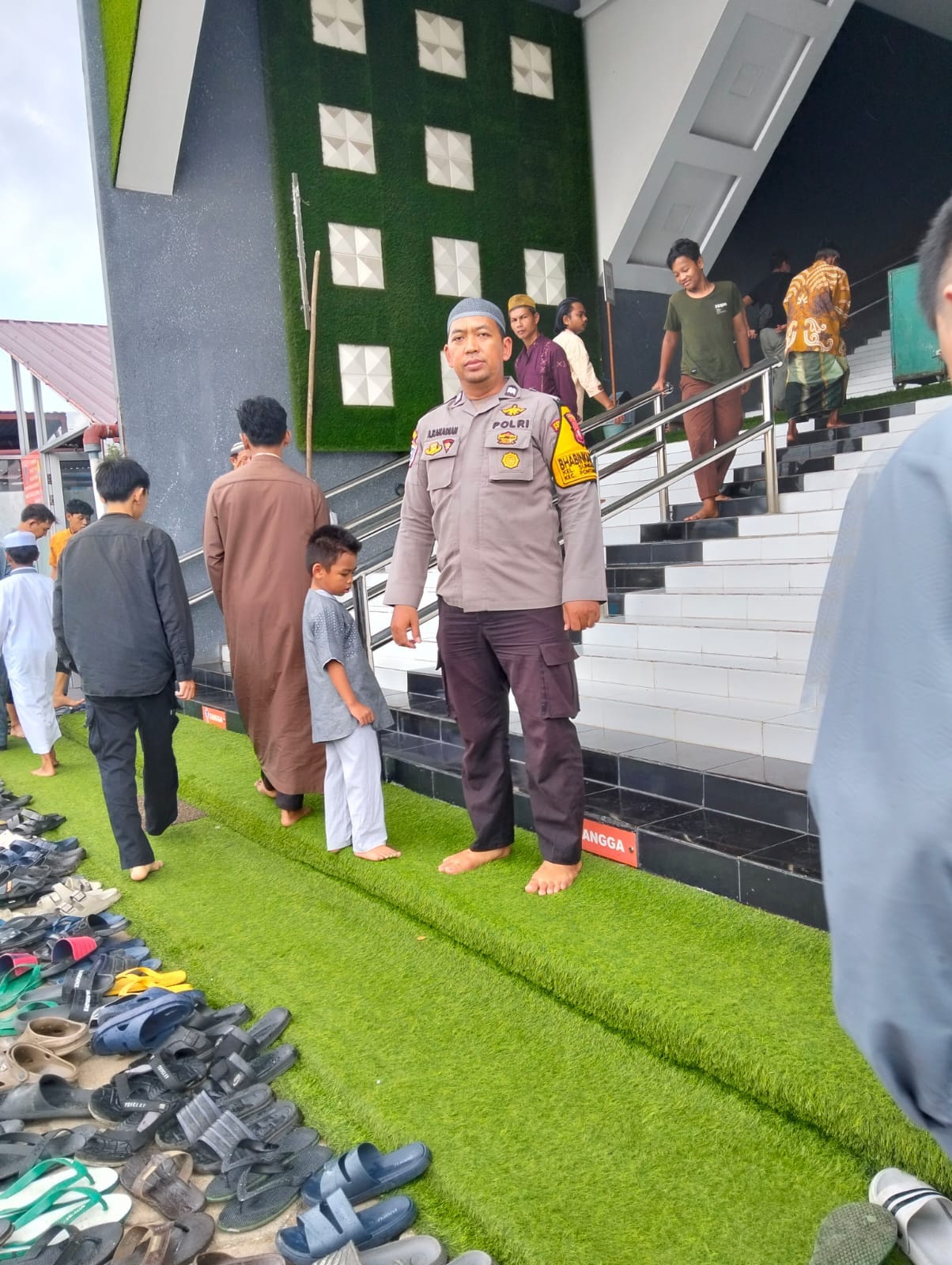 Jaga Kekhusyukan Ibadah, Anggota Polsek Pontianak Barat Amankan Pelaksanaan Shalat Jumat