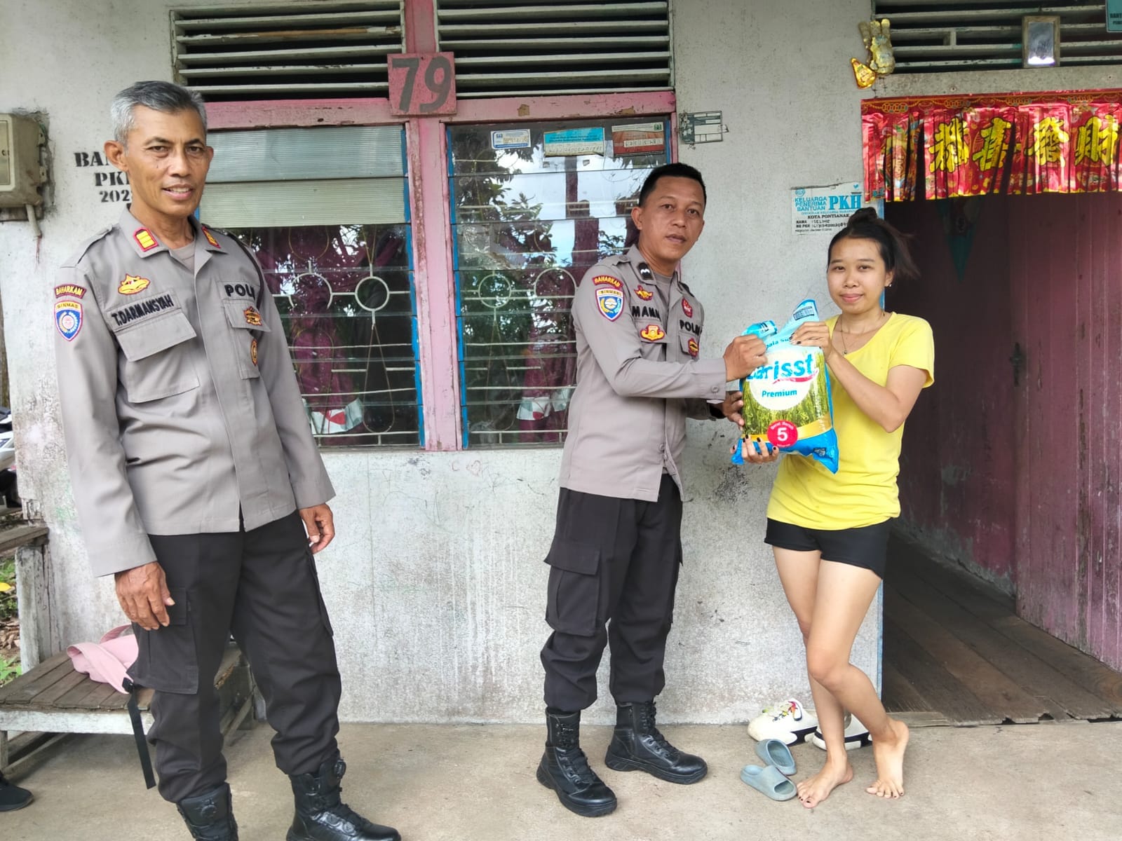 Polsek Pontianak Utara Bersinergi dengan Komunitas Salurkan Bantuan Beras untuk Warga Kurang Mampu