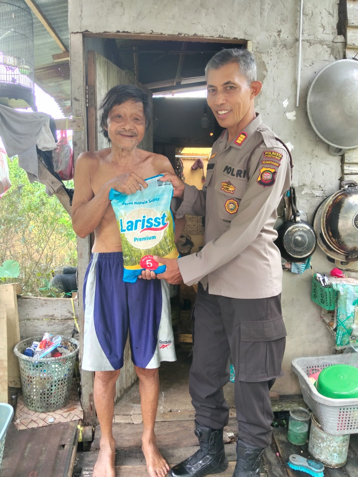 Aksi Sosial Polsek Pontianak Utara, Bersama Masyarakat Berbagi Beras untuk Warga Membutuhkan