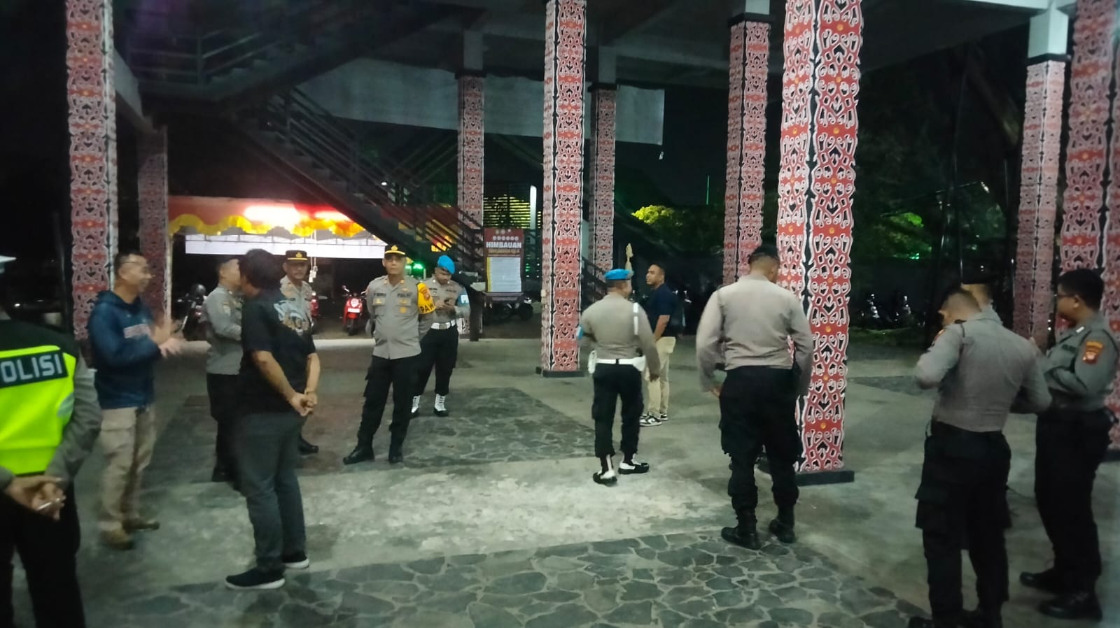 Polsek Pontianak Kota dan Polresta Pontianak Amankan Tradisi Ngalanjukatn dalam Rangkaian Naik Dango ke-3 Tahun 2026