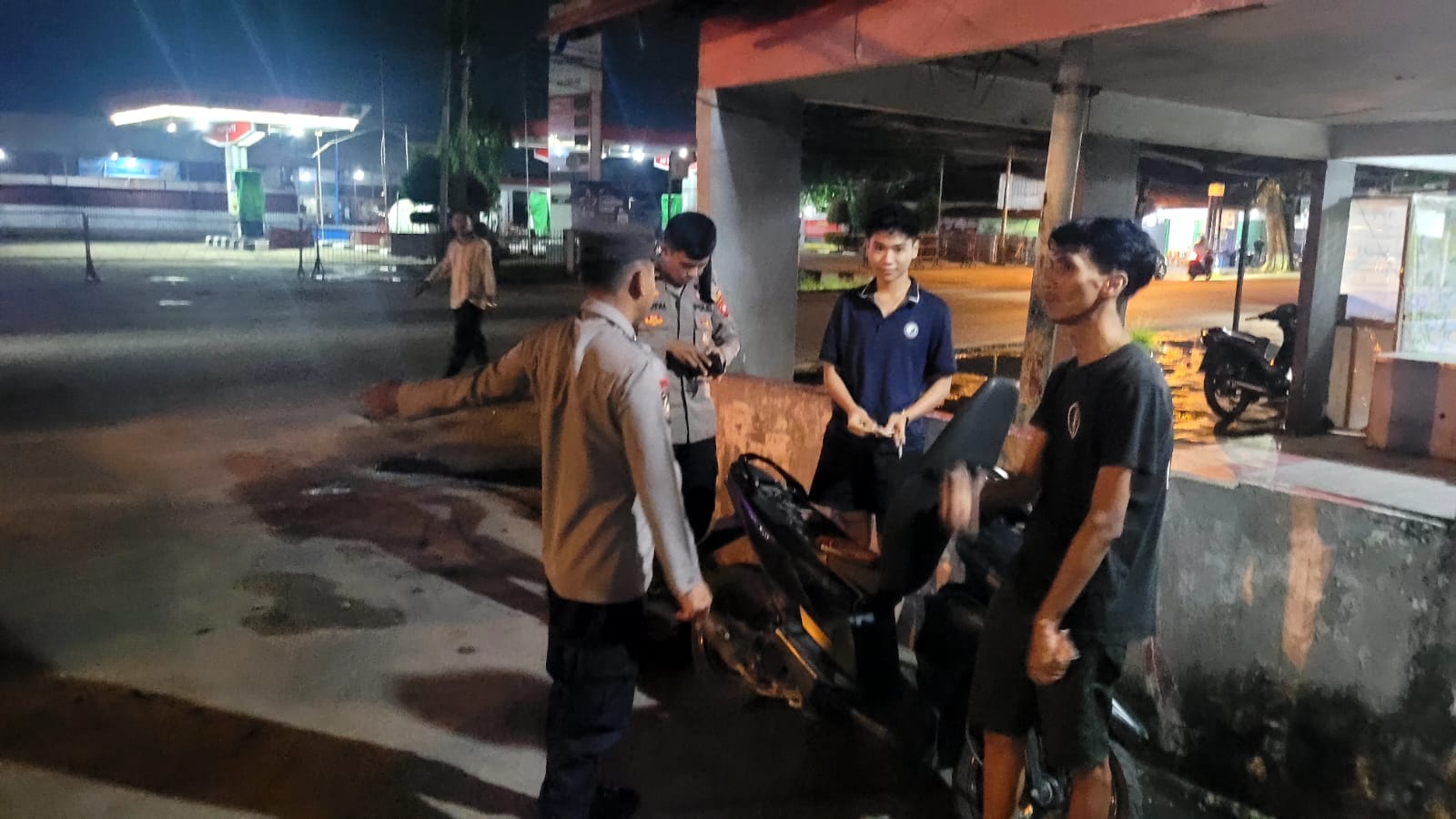 Patroli Malam Minggu Aman Polsek Pontianak Utara Sambangi Warga Imbau Tak Konsumsi Miras Dan Narkoba