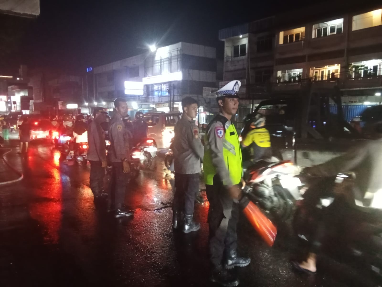 Respons Cepat Aparat, Tumpahan Solar di Depan Ramayana Berhasil Diatasi dan Jalan Kembali Normal