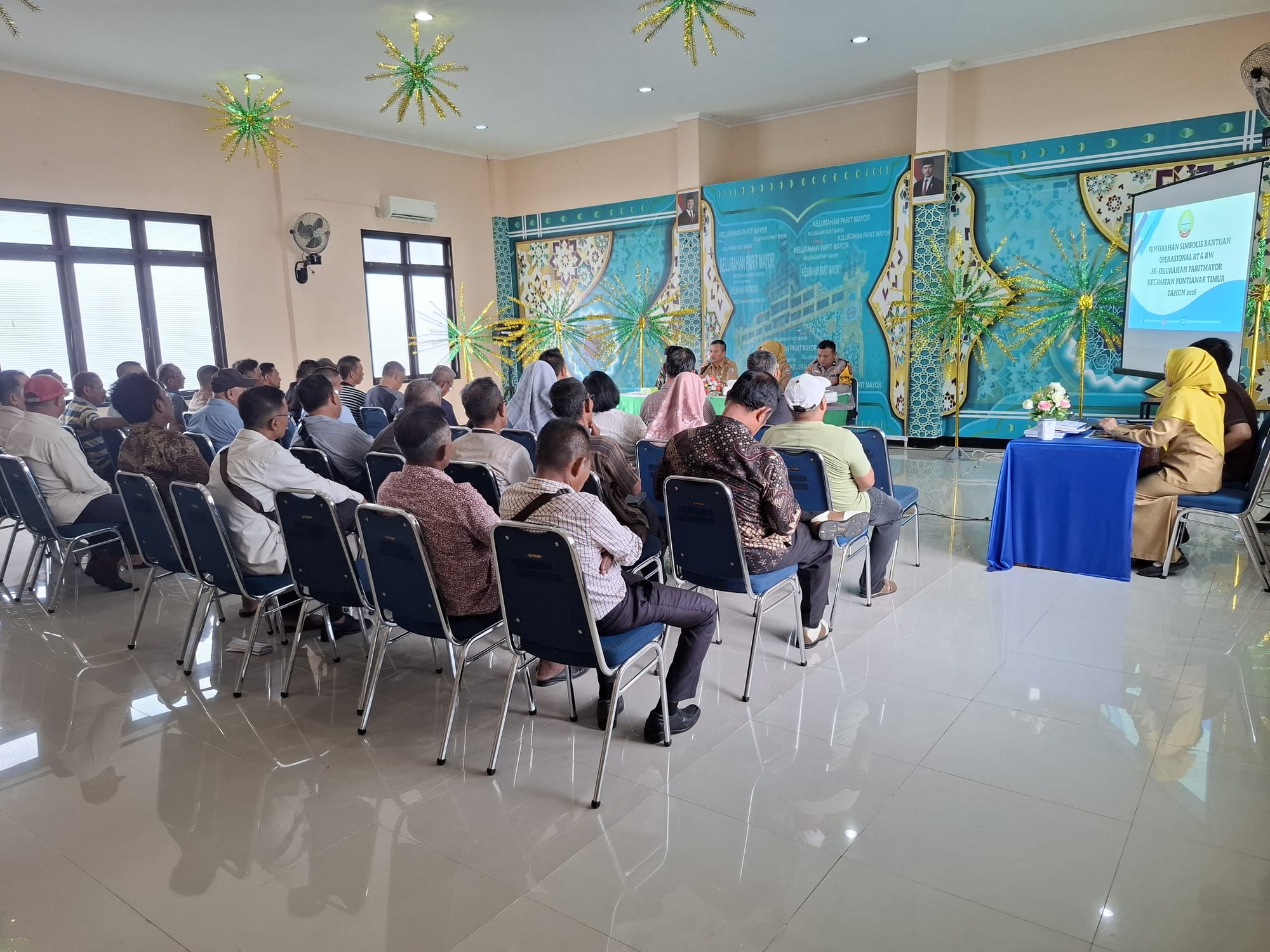 Bhabinkamtibmas Parit Mayor Hadiri Penyerahan Simbolis Bantuan Operasional RT dan RW 2026