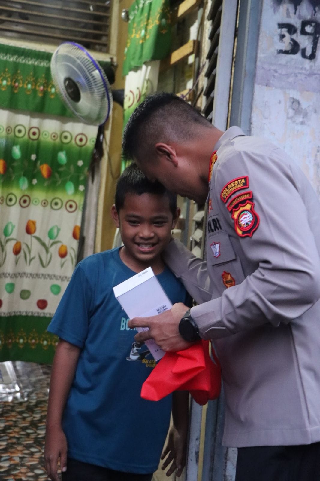 Kapolresta Pontianak Berikan Bantuan dan Dukungan Moral kepada Anak Korban Jambret