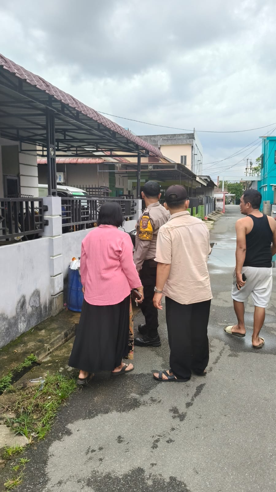 Bhabinkamtibmas Parit Mayor Tindak Lanjuti Laporan Warga Terkait Bau Menyengat di Komplek Villa Parma