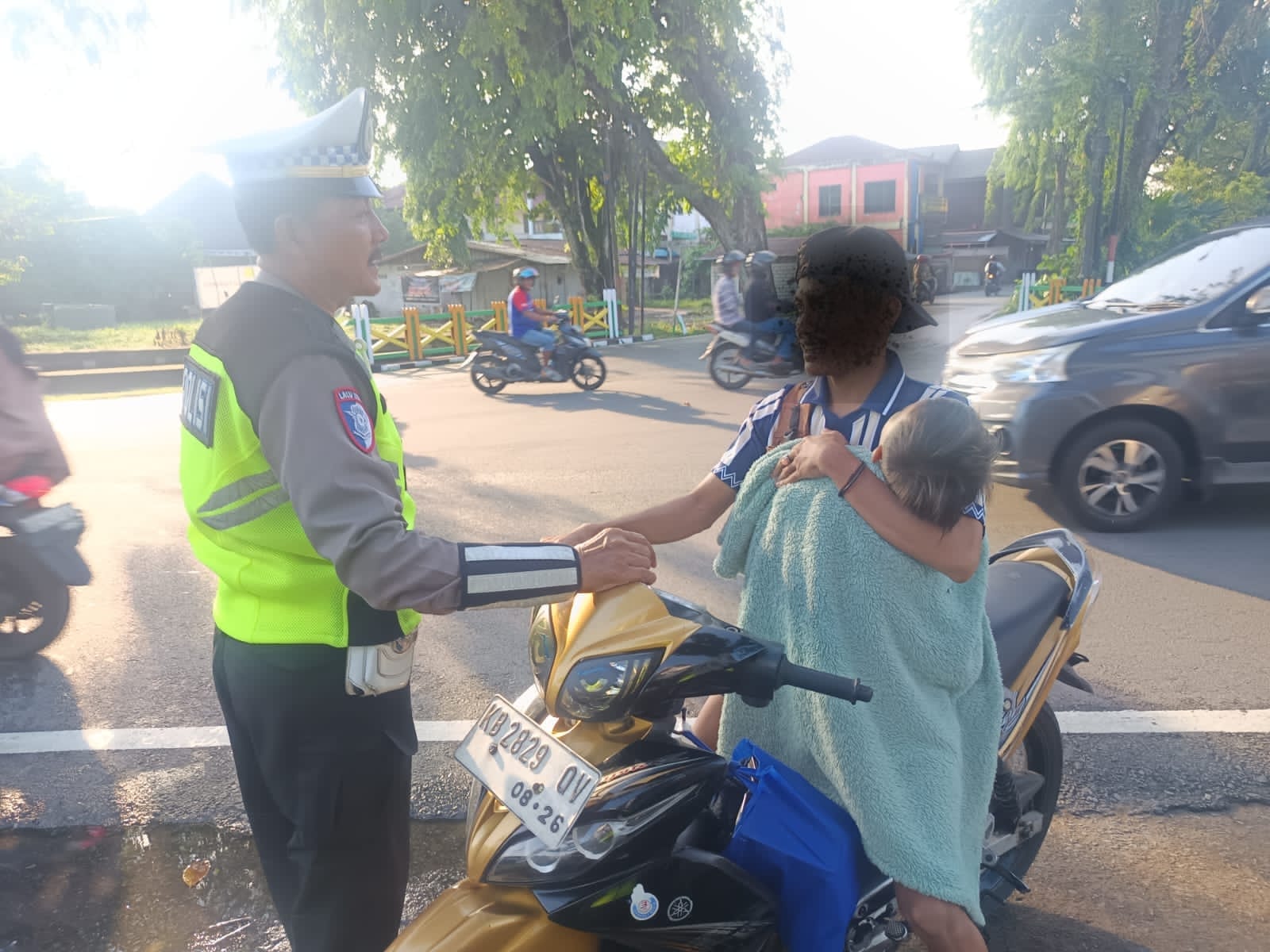 Pendekatan Humanis, Kanit Lantas Polsek Pontianak Kota Imbau Pengendara Motor Pakai Helm