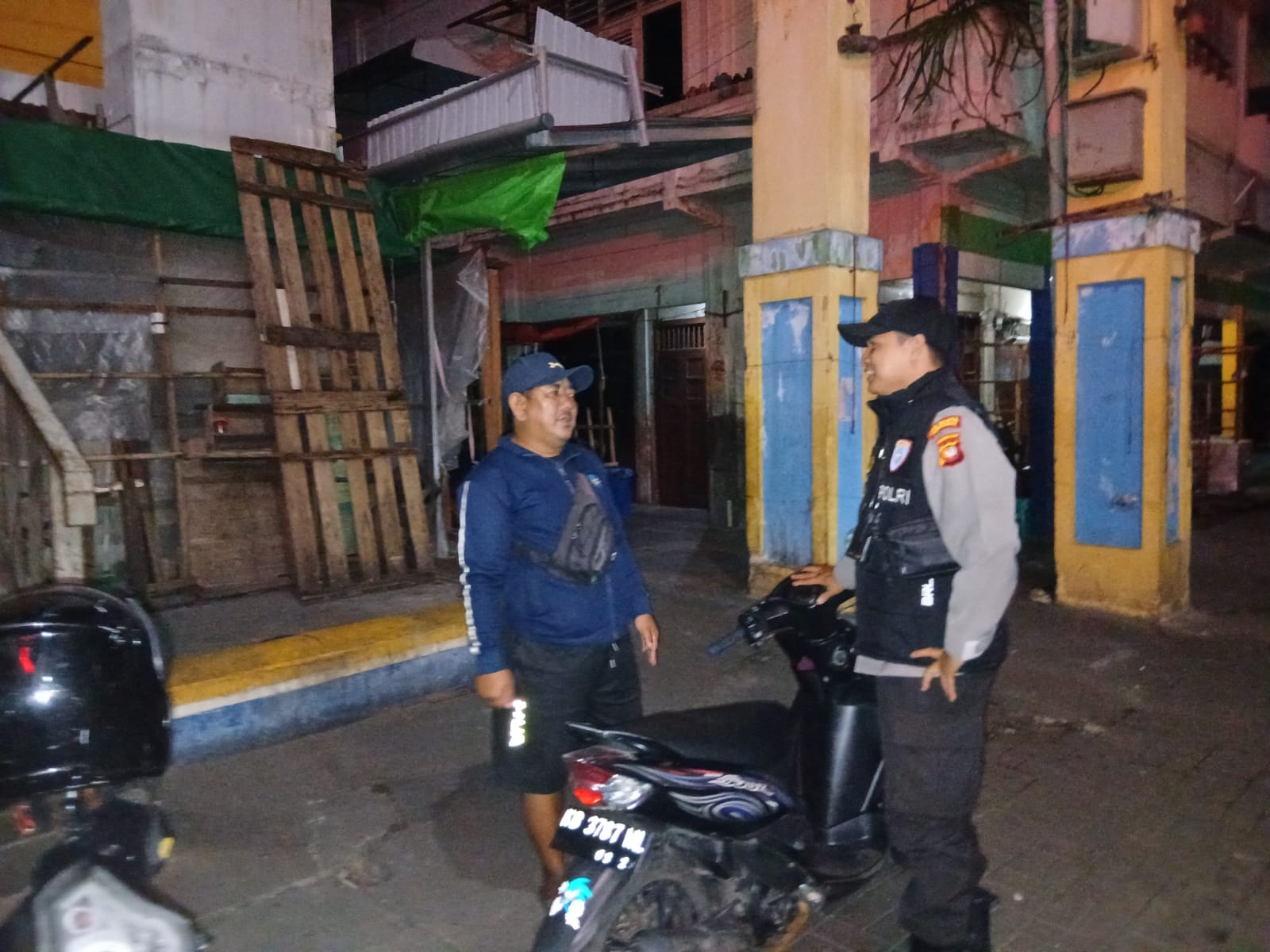 Patroli Dialogis Malam, Aipda Kurniawan Sampaikan Imbauan Kamtibmas di Pasar Tengah