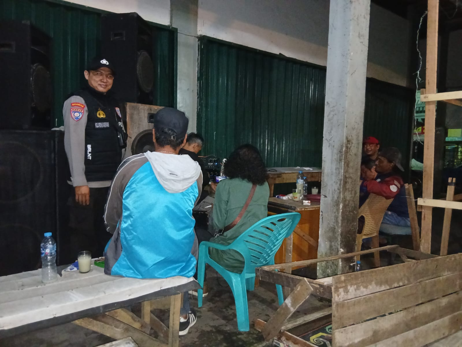Patroli Dialogis Malam Hari, Aipda Kurniawan Sampaikan Himbauan Kamtibmas di Pasar Tengah