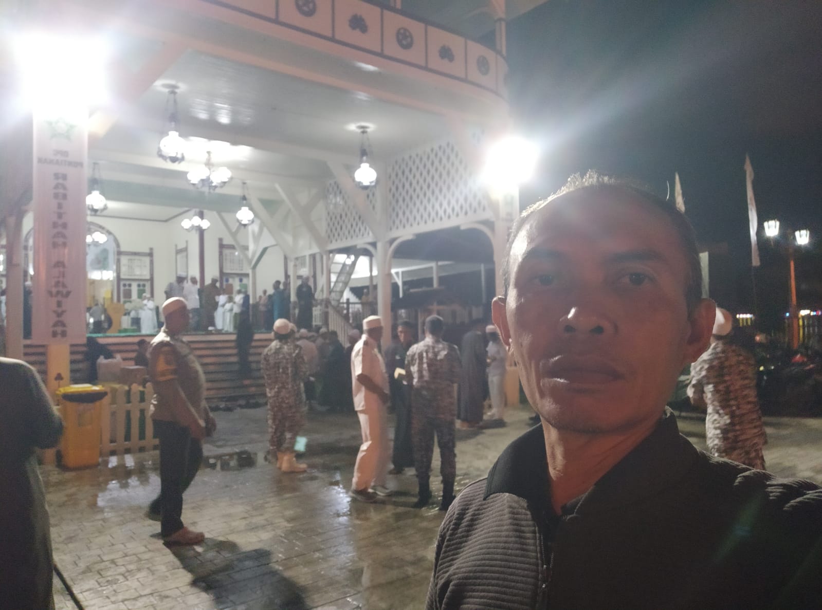 Personel Polsek Pontianak Timur Laksanakan Pengamanan Kegiatan Halalbihalal di Keraton Kadriyah Pontianak