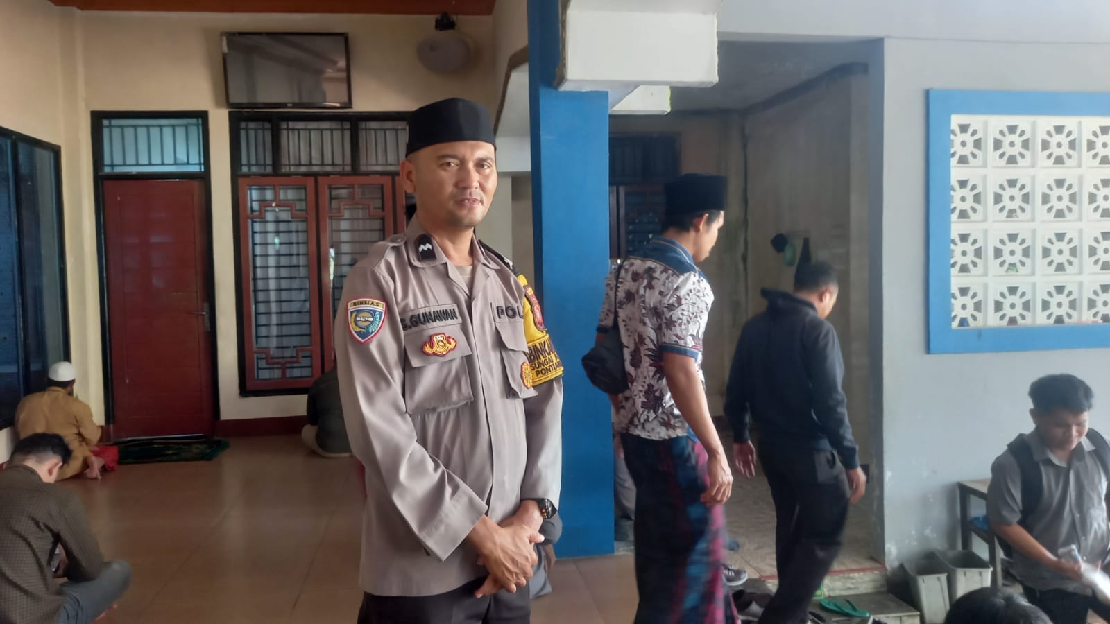 Cegah Gangguan Kamtibmas Personel Polsek Pontianak Barat Amankan Shalat Jumat