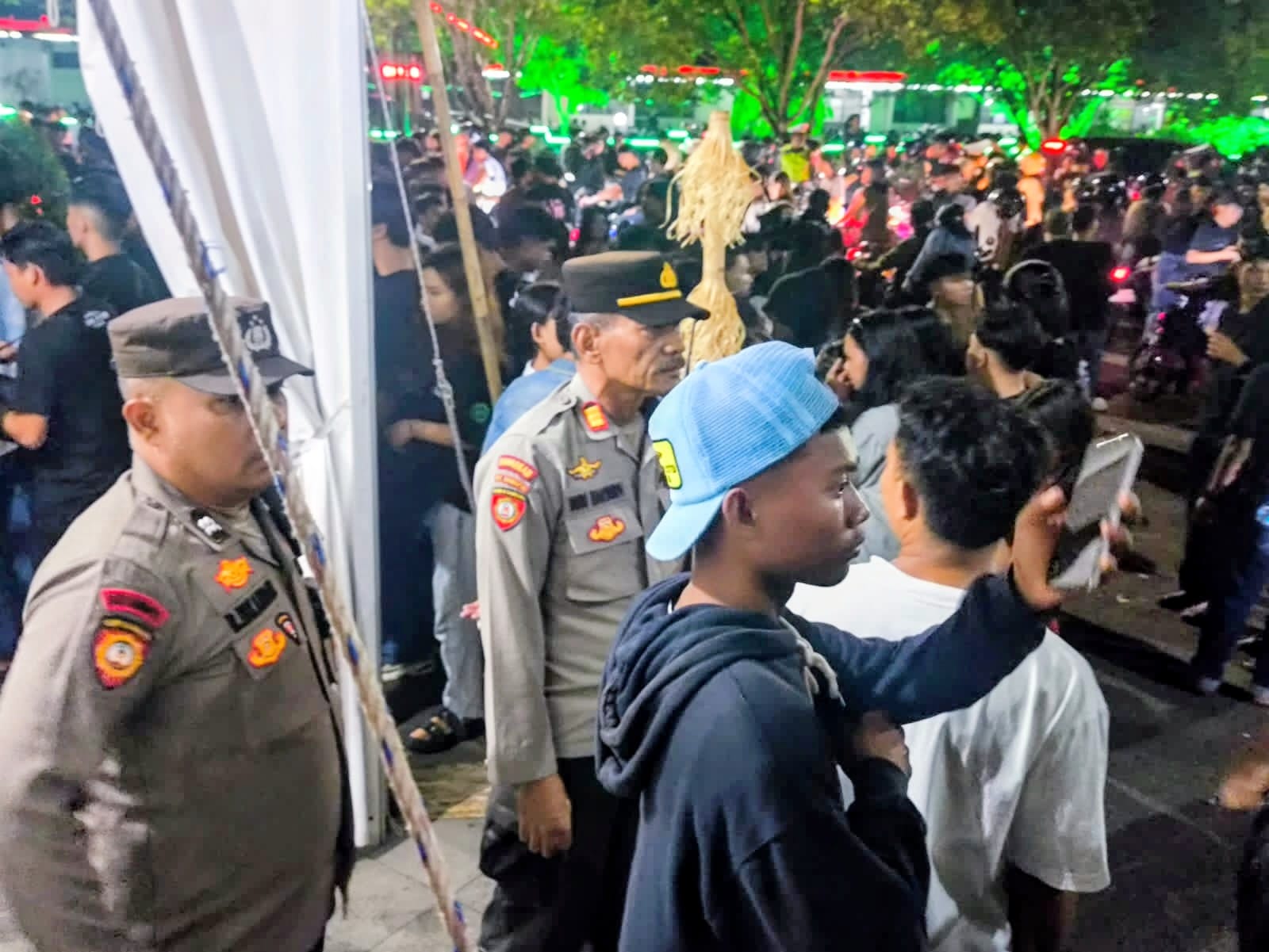 Polsek Pontianak Kota dan Polresta Pontianak Amankan Penutupan Naik Dango Ke-3 di Rumah Radakng