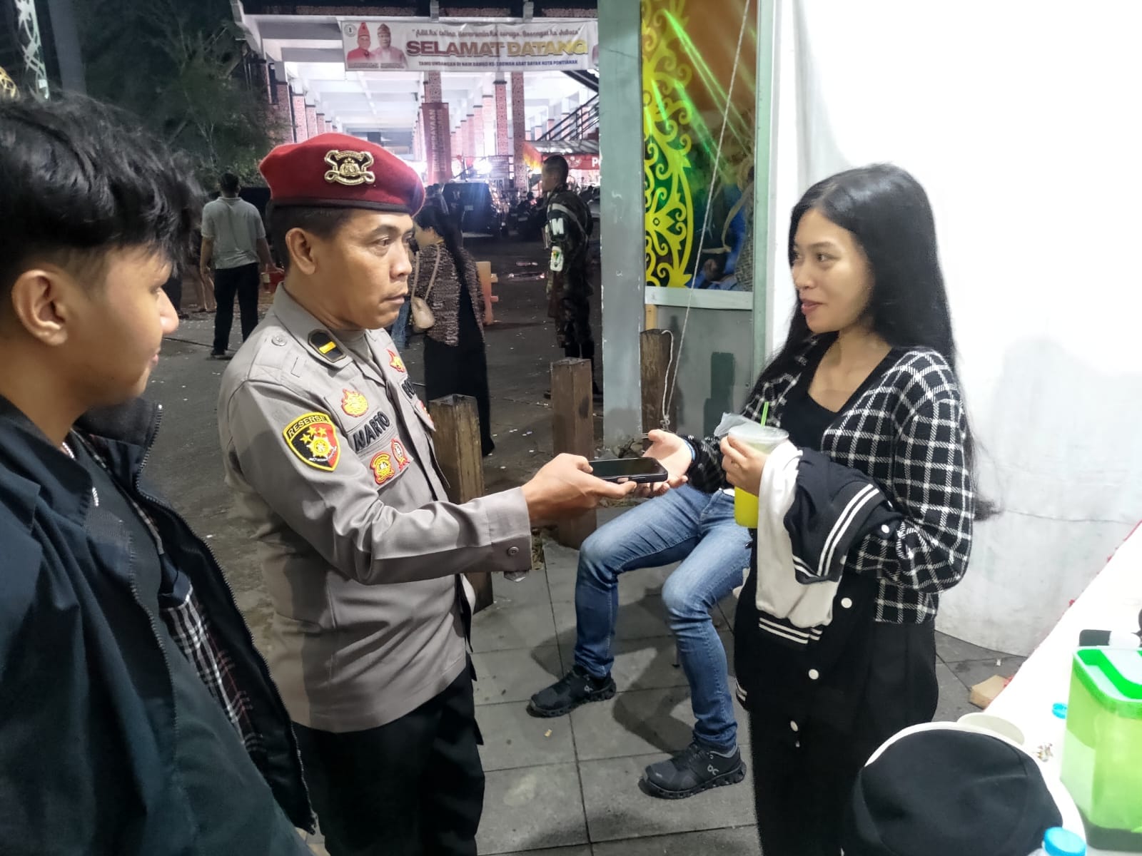 Humanis di Tengah Naik Dango, Personel Polsek Pontianak Kota Kembalikan HP Pengunjung di Rumah Radakng
