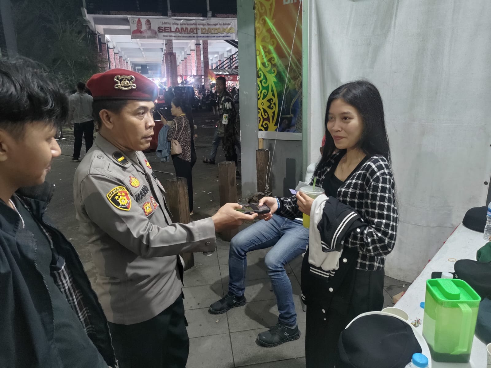 Naik Dango di Rumah Radakng, Personel Polsek Pontianak Kota Kembalikan HP Milik Pengunjung