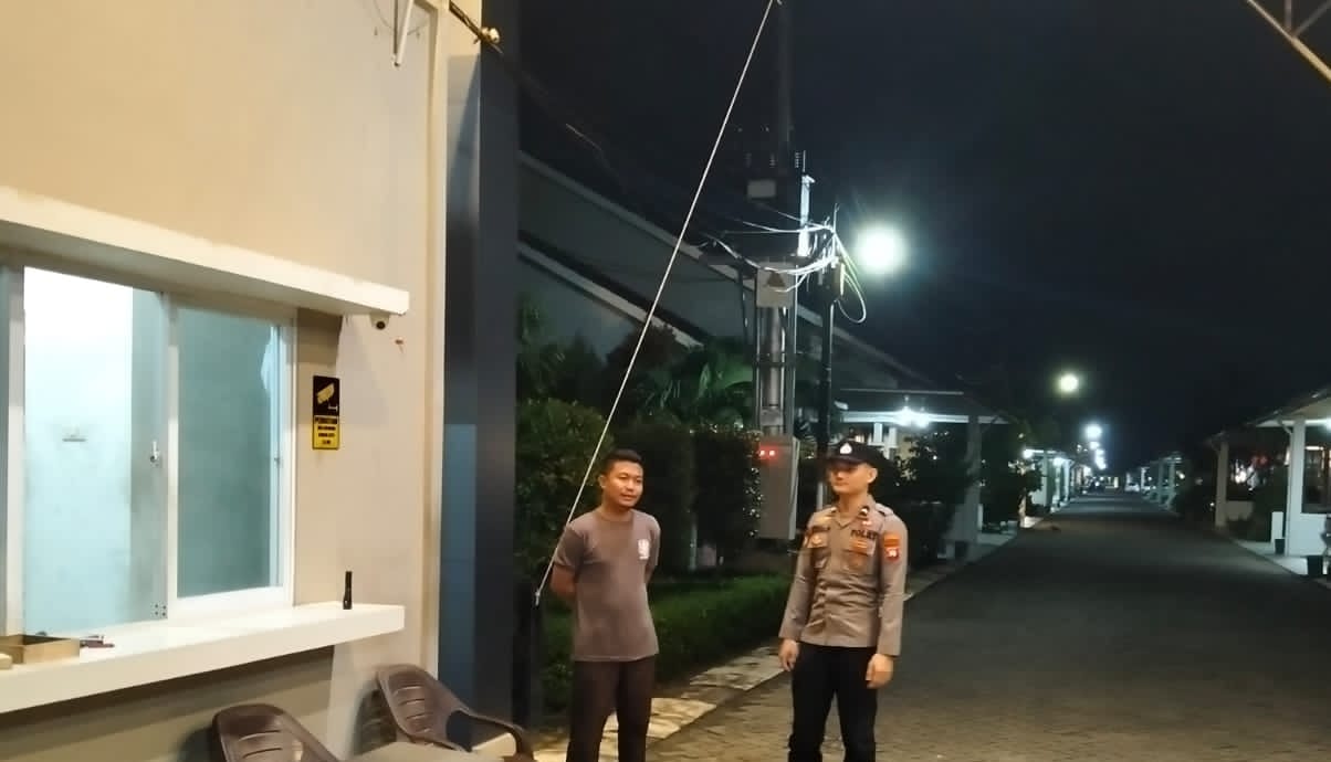 Tingkatkan Kewaspadaan Malam Hari, Patroli Enggang Polsek Pontianak Kota Sambangi Petugas Keamanan Perumahan