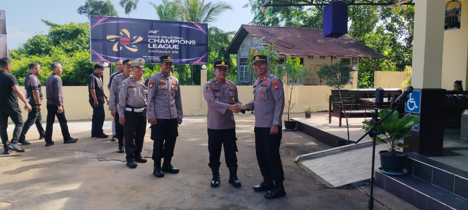 Apel Pagi di Pontianak Timur, Kapolsek Ingatkan Kedisiplinan Anggota dan Beri Penghormatan Purna Tugas