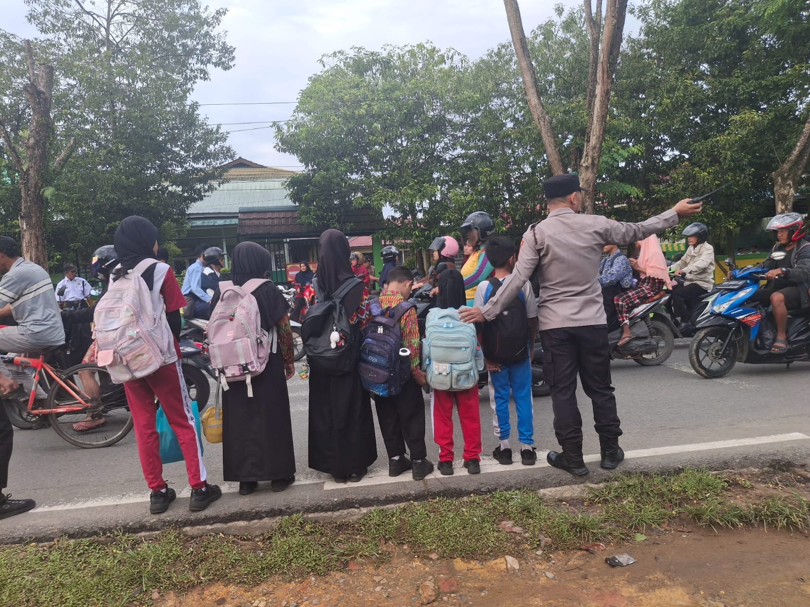 Polisi Atur Lalu Lintas Pagi Hari di Pontianak Barat, Tekan Risiko Laka Lantas