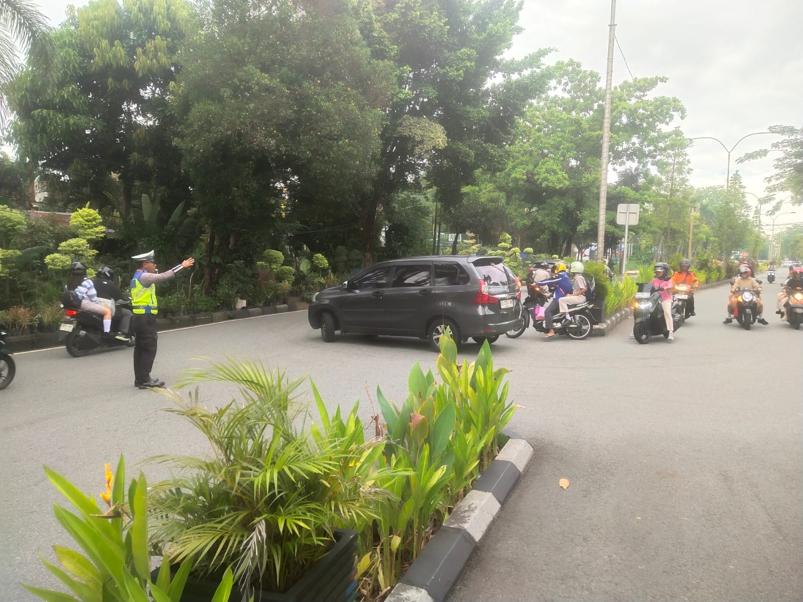 Personel Polsek Pontianak Selatan Atur Arus Lalin, Jaga Tetap Lancar dan Kondusif