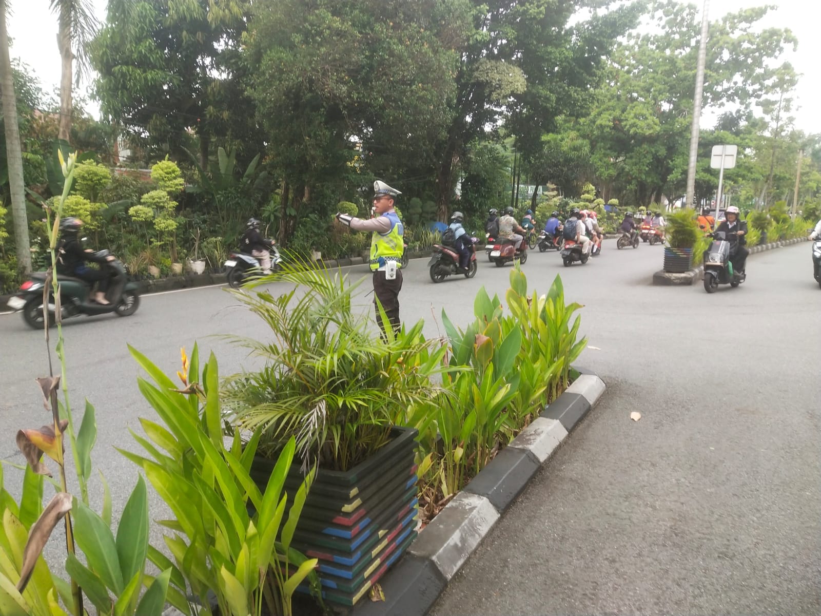Polsek Pontianak Selatan Turun ke Jalan, Pastikan Lalu Lintas Lancar