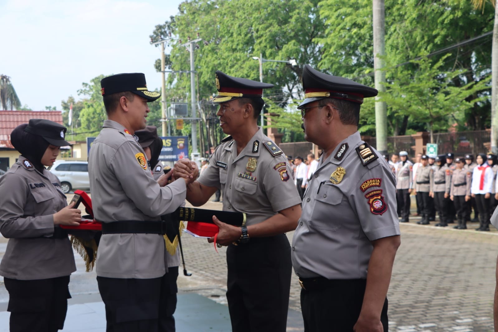 Kapolresta Pontianak Lepas Tiga Perwira Purna Bhakti dalam Apel Penghormatan
