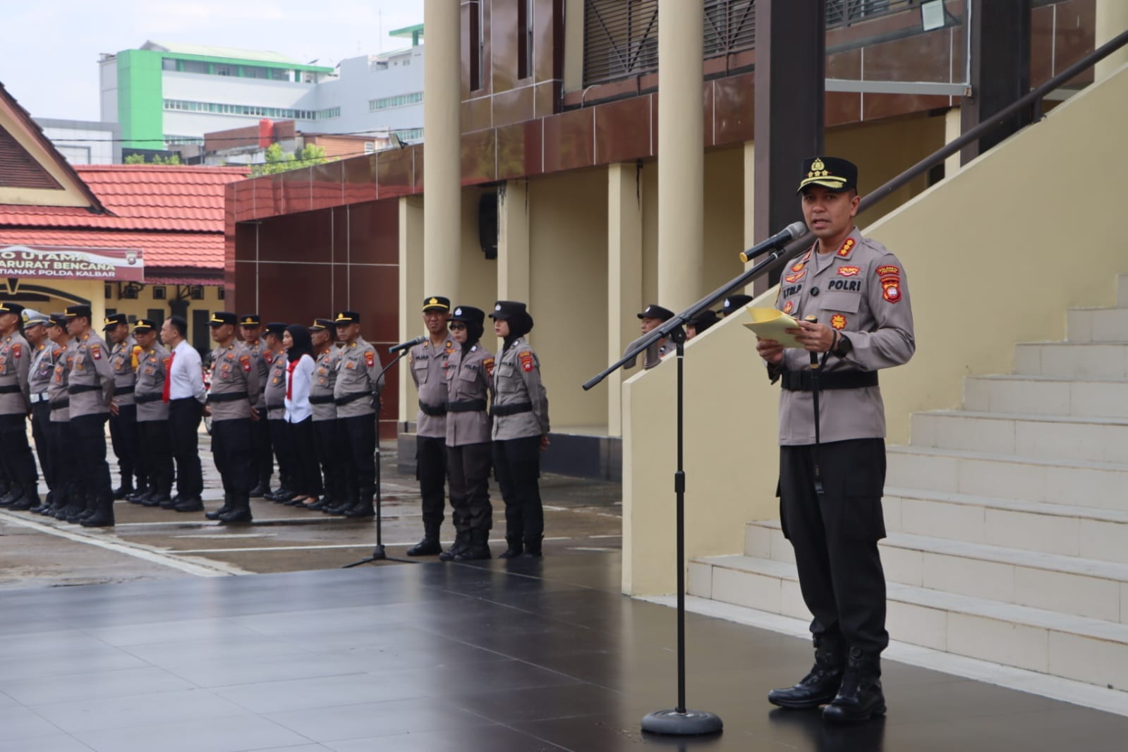Kapolresta Pontianak Pimpin Apel Penghormatan, Tiga Perwira Purna Bhakti Resmi Dilepas