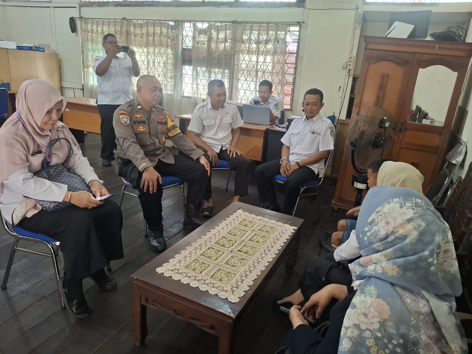 Bhabinkamtibmas Bersama Lurah Tinjau Pembinaan Anak Viral, Kedepankan Pendekatan Humanis