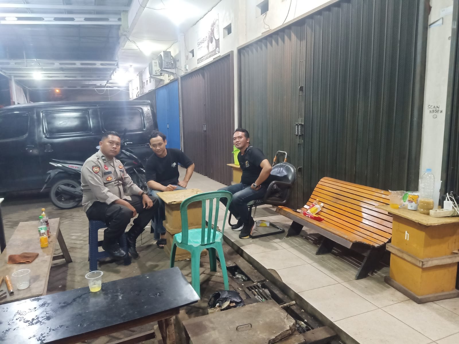 Jaga Sitkamtibmas tetap Aman, Personil Enggang Polsek Pontianak Barat Laksanakan Patroli Malam serta Himbauan Kamtibmas