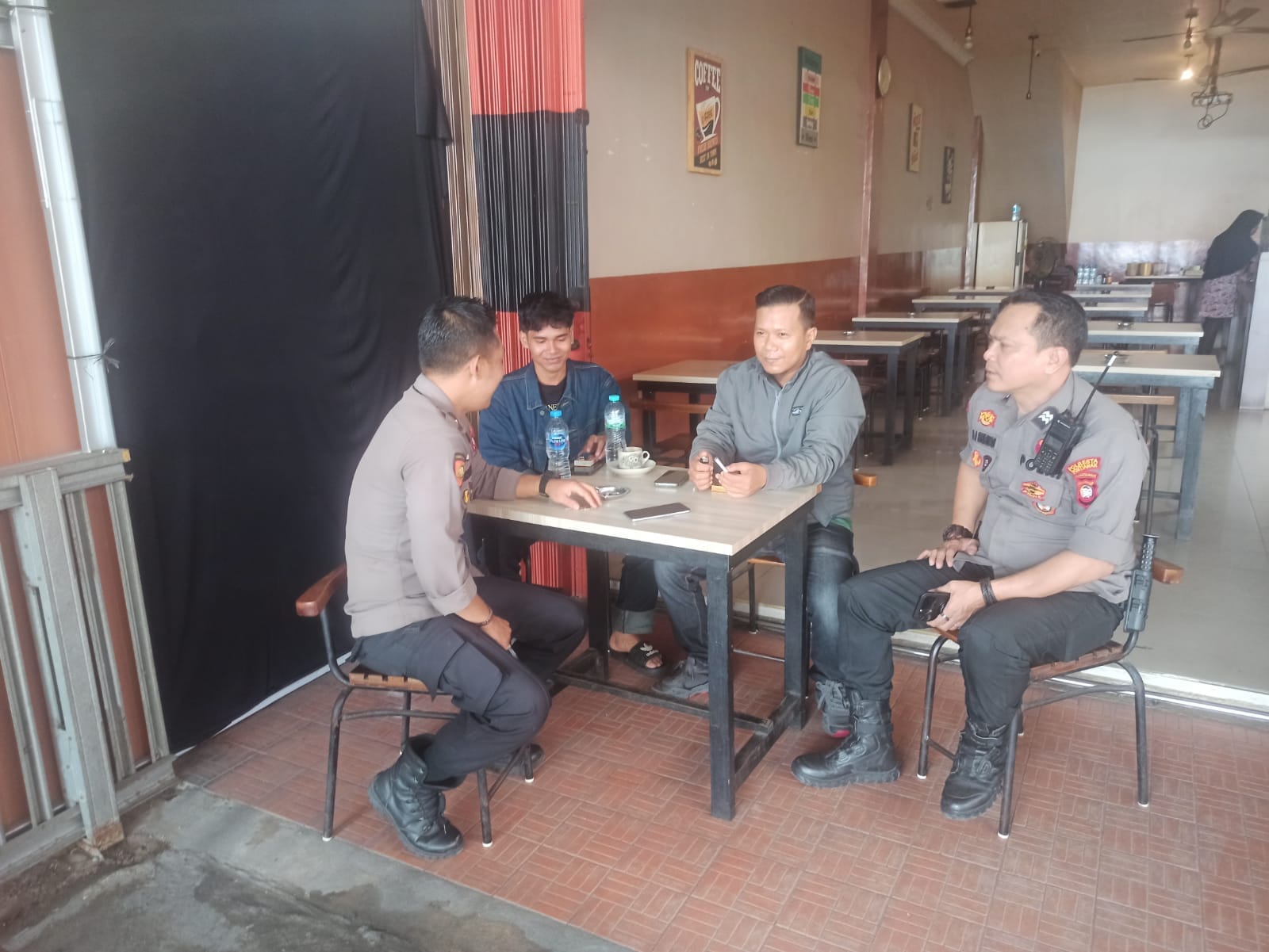 Dekatkan Diri dengan Warga, Personil Enggang Polsek Pontianak Barat Beri Pesan Kamtibmas