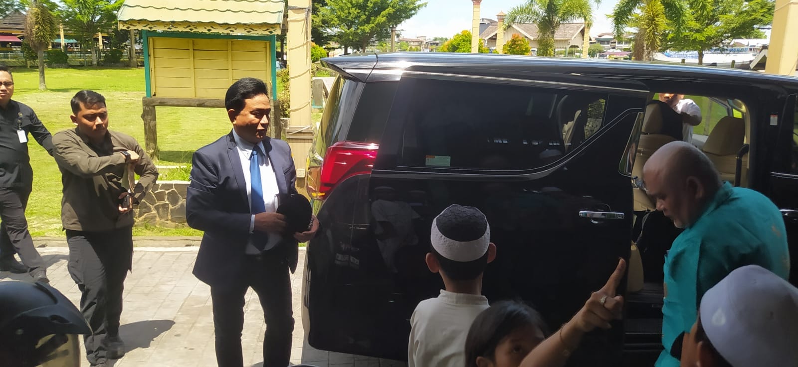 Polsek Pontianak Timur Amankan Kunjungan Menko Kumham dan Imipas di Masjid Jami Sultan Abdurrahman