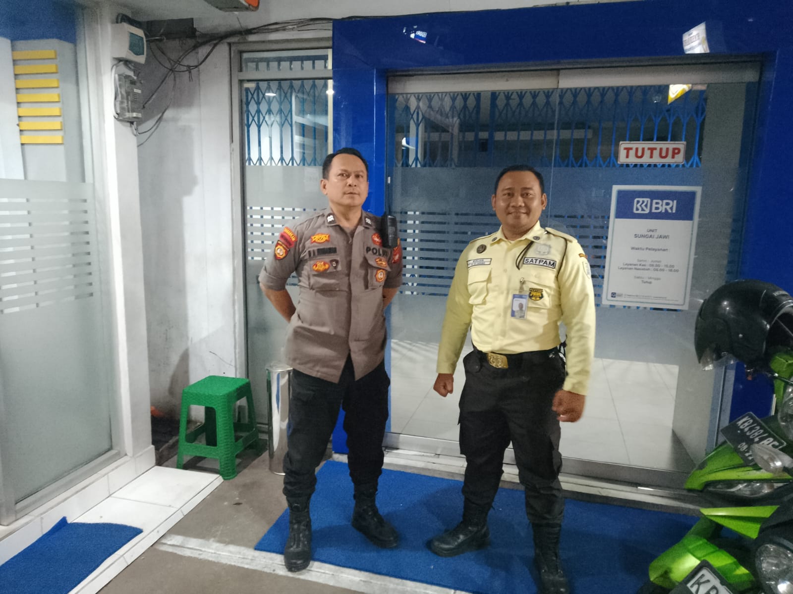 Personel Enggang Polsek Pontianak Barat Laksanakan Patroli Malam dan Edukasi Kamtibmas ke Warga