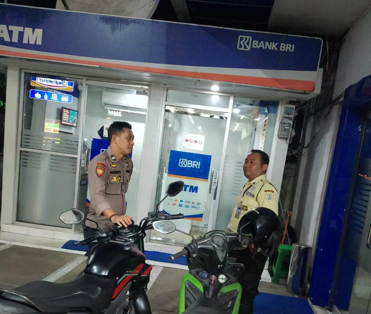 Patroli Malam, Personel Enggang Polsek Pontianak Barat Sampaikan Himbauan Kamtibmas