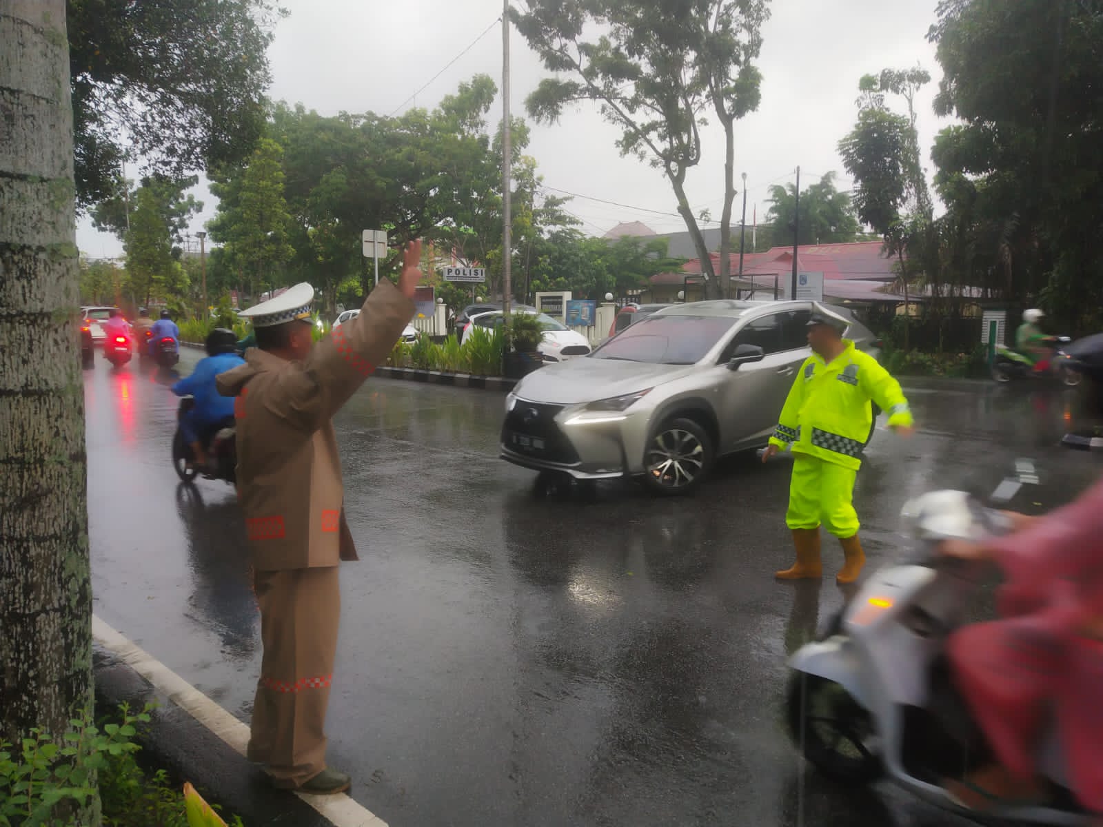 Cegah Kemacetan, Personel Polsek Pontianak Selatan Berbekal Mantel Tetap Lakukan Pengaturan Lalu Lintas di Tengah Hujan