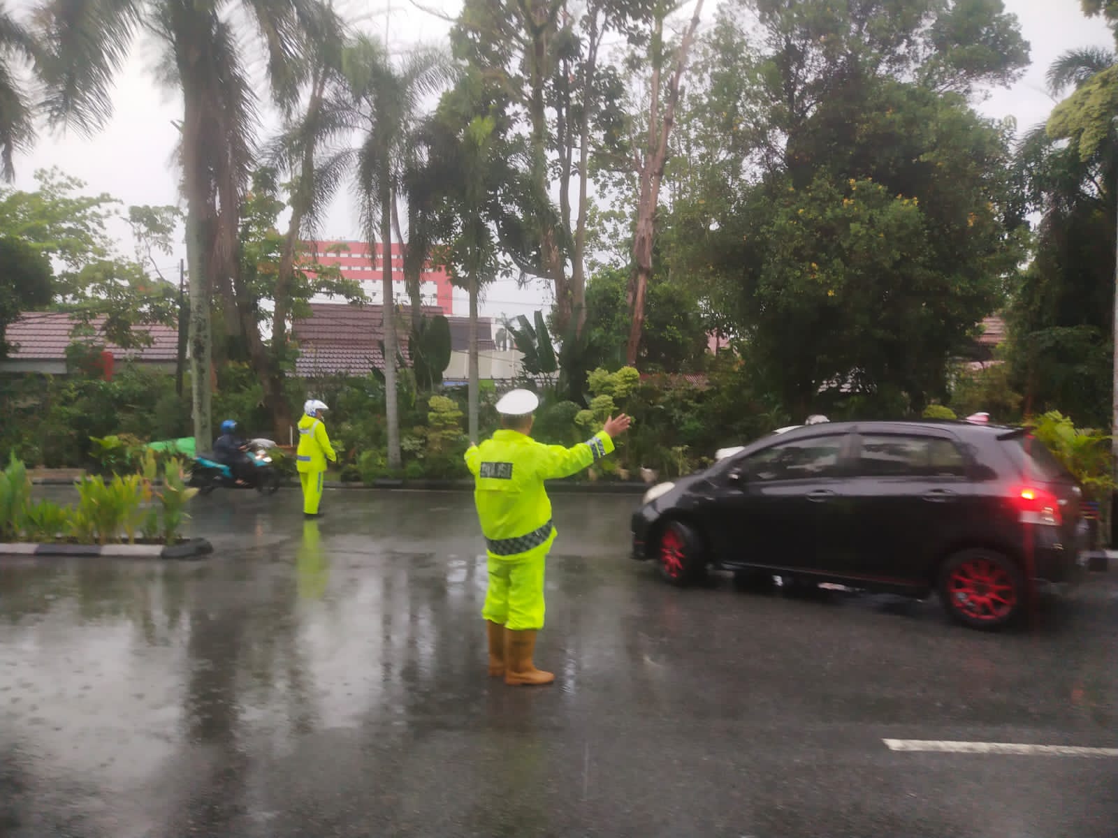 Tetap Siaga di Tengah Hujan, Personel Polsek Pontianak Selatan Atur Lalu Lintas Cegah Kemacetan