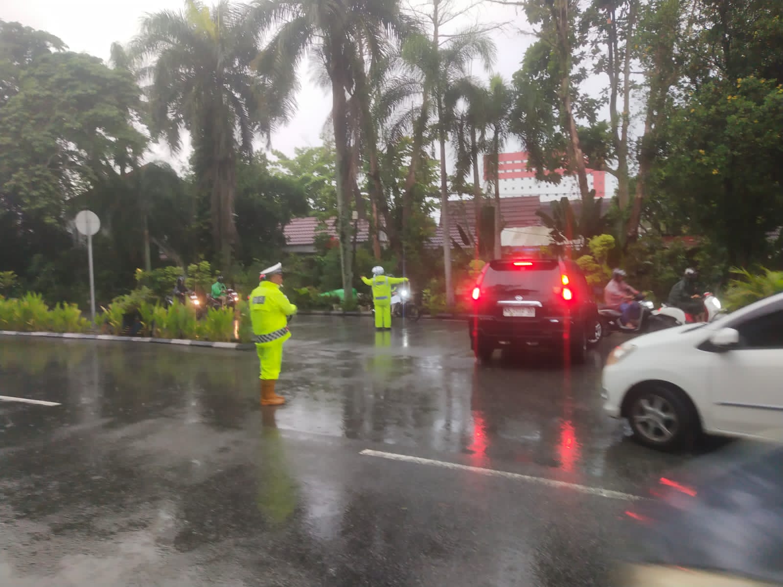 Berbekal Mantel, Polisi Pontianak Selatan Sigap Kendalikan Arus Lalu Lintas Saat Hujan