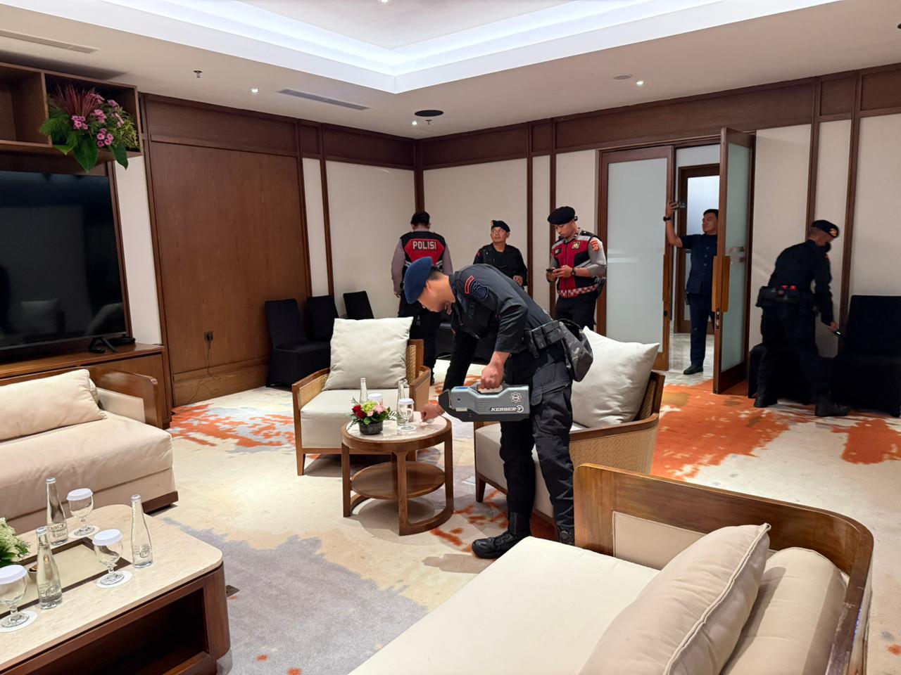 Personil Gegana Sterilisasi Lokasi KTT SAMMOYS 2026
