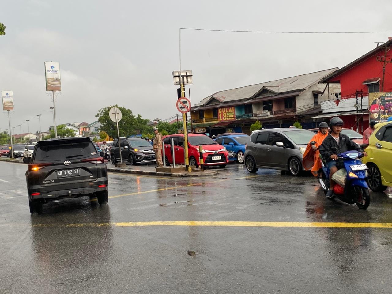 Meski Diguyur Hujan, Unit Lantas Polsek Pontianak Timur Tetap Siaga Atur Arus di Simpang Tanjung Raya