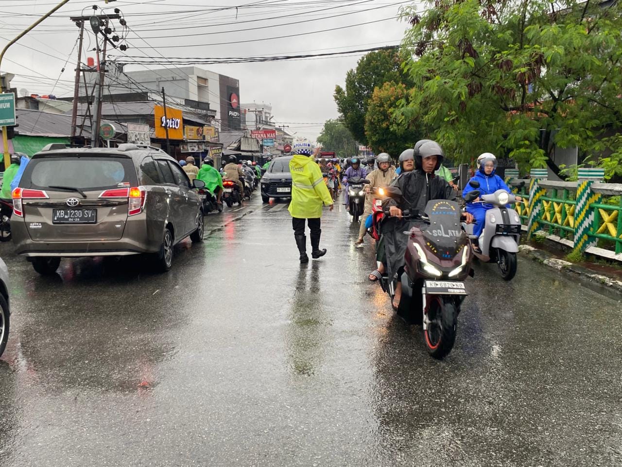 Hujan Tak Halangi Tugas, Polisi Lantas Pontianak Timur Tetap Lakukan Pengaturan Pagi di Simpang Tanjung Raya
