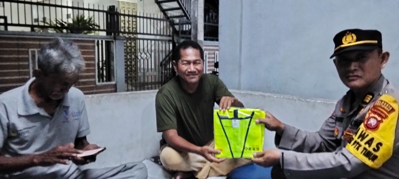 Dukung Keamanan Lingkungan, Polsek Pontianak Timur Bagikan Rompi ke Pos Kamling RW 07