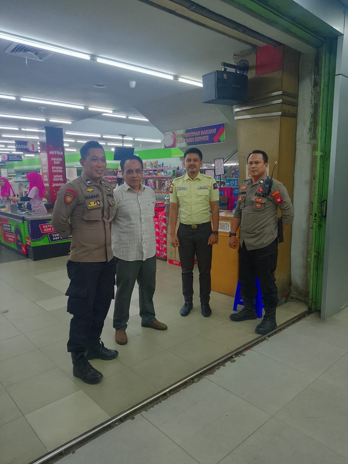 Cegah Kamtibmas, Enggang Polsek Pontianak Barat Lakukan Patroli Dialogis di Swalayan