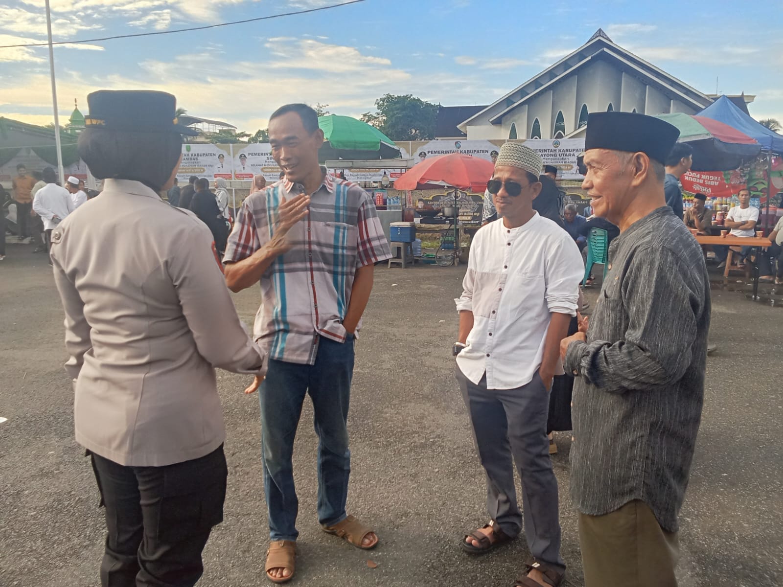 Kapolsek Pontianak Selatan Hadir Langsung Monitoring Pengamanan Jamaah Haji di Asrama Haji dengan Humanis