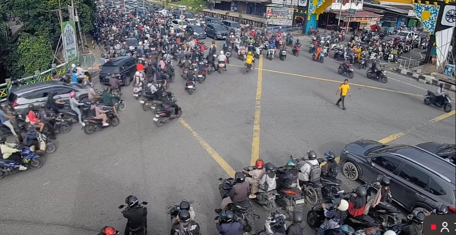 Kapolsek Pontianak Timur Turun Langsung Atur Arus Lalu Lintas di Simpang Tanjung Raya