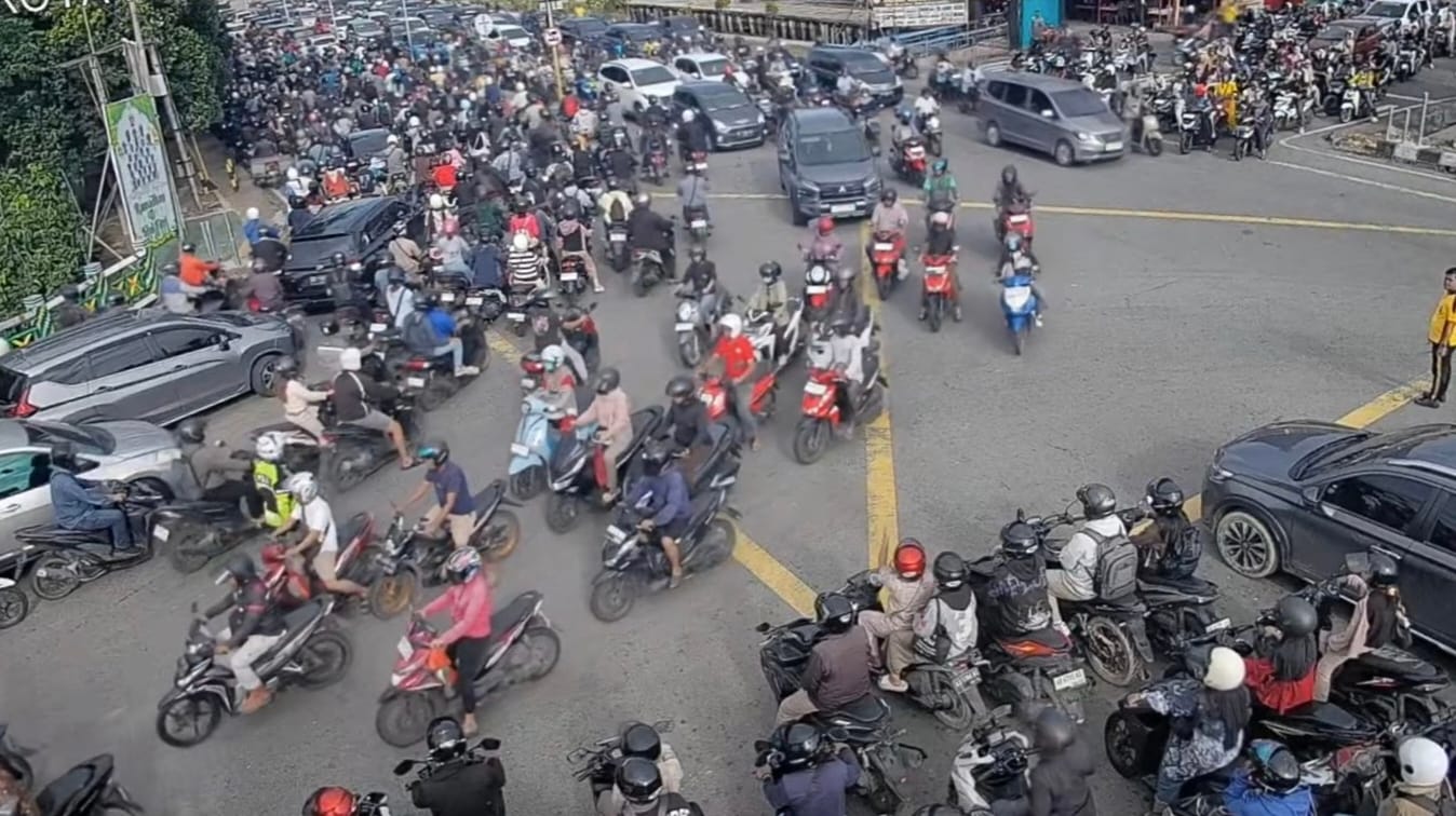 Pastikan Kelancaran Pagi Hari, Kapolsek Pontianak Timur Pimpin Gatur di Simpang Tanjung Raya