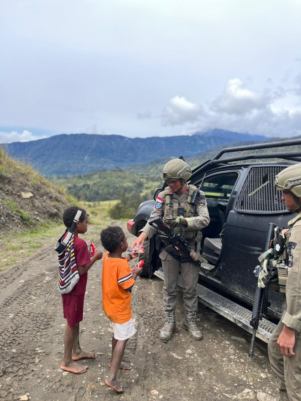 Patroli Humanis Satgas Ops Damai Cartenz 2026 di Ilaga Perkuat Rasa Aman Masyarakat Papua Tengah