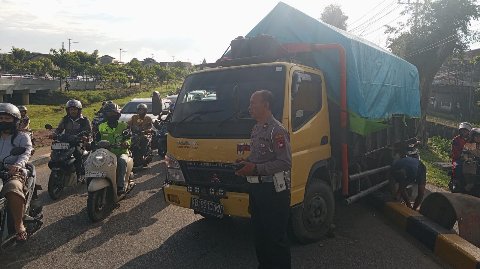 Kemacetan Parah Akibat Truk Bermuatan di Jembatan Kapuas I, Polisi Turun Tangan