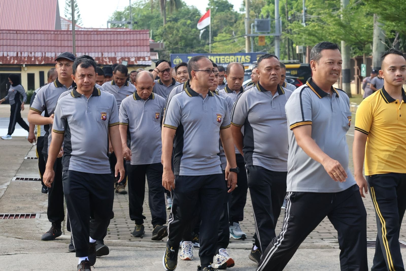 Wakapolresta Pontianak Ajak Personel Jaga Kebugaran Lewat Apel Pagi dan Olahraga Bersama