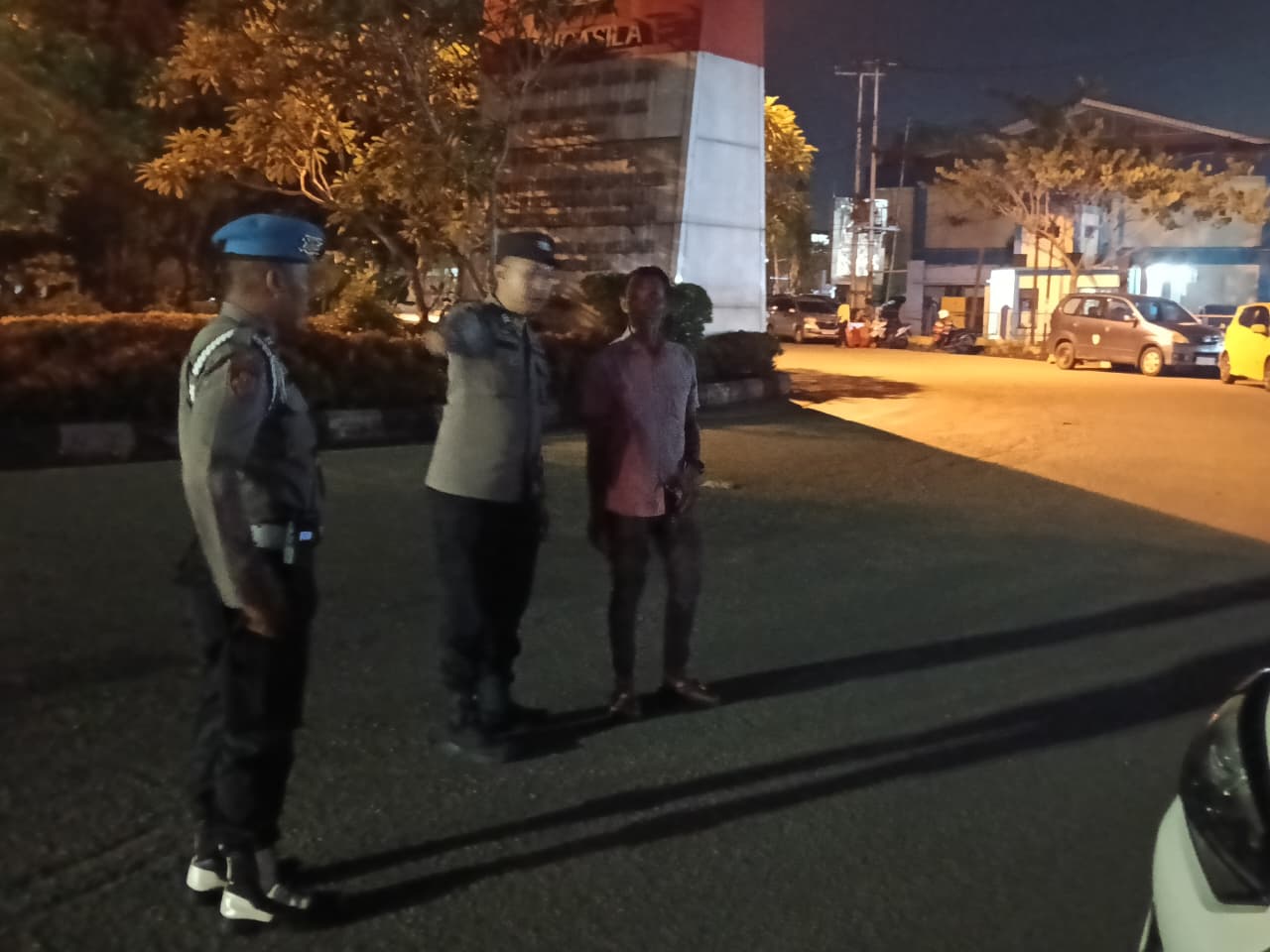 Polsek Kawasan Pelabuhan Dwikora Hadirkan Rasa Aman Lewat Giat “Malam Minggu Aman” di Titik Keramaian