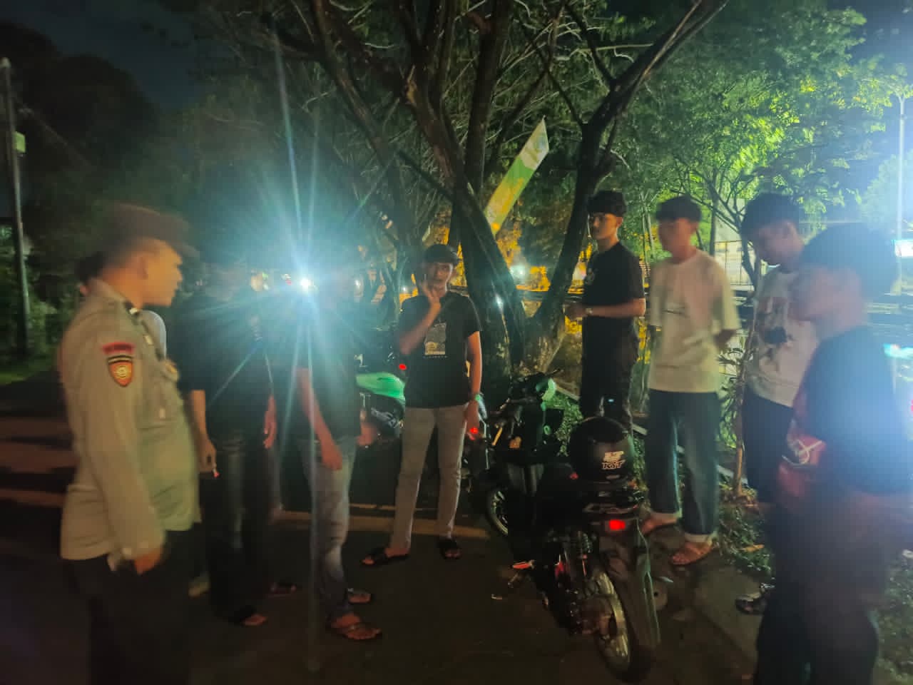 Cegah Gangguan Kamtibmas, Enggang Polsek Pontianak Kota Edukasi Remaja Saat Patroli Malam Minggu di Pal 3