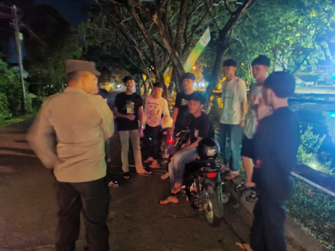 Saat Patroli Malam Minggu, Personel Enggang Polsek Pontianak Kota Imbau Remaja di Jalan Pal 3 Kembali ke Rumah