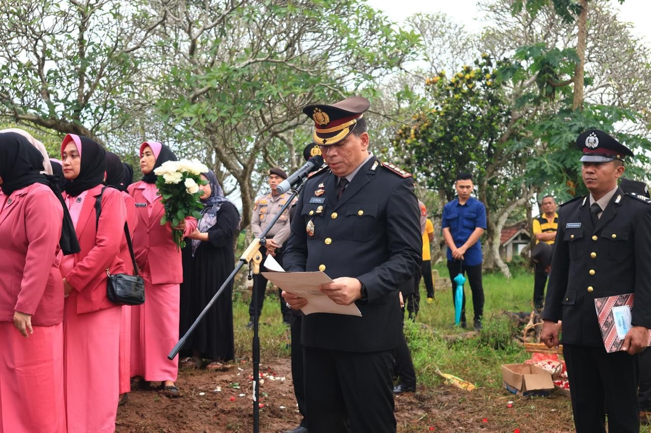 Kapolda Lampung Pimpin Penghormatan Terakhir untuk Bripka Anumerta Arya Supena yang Gugur Demi Tugas Negara