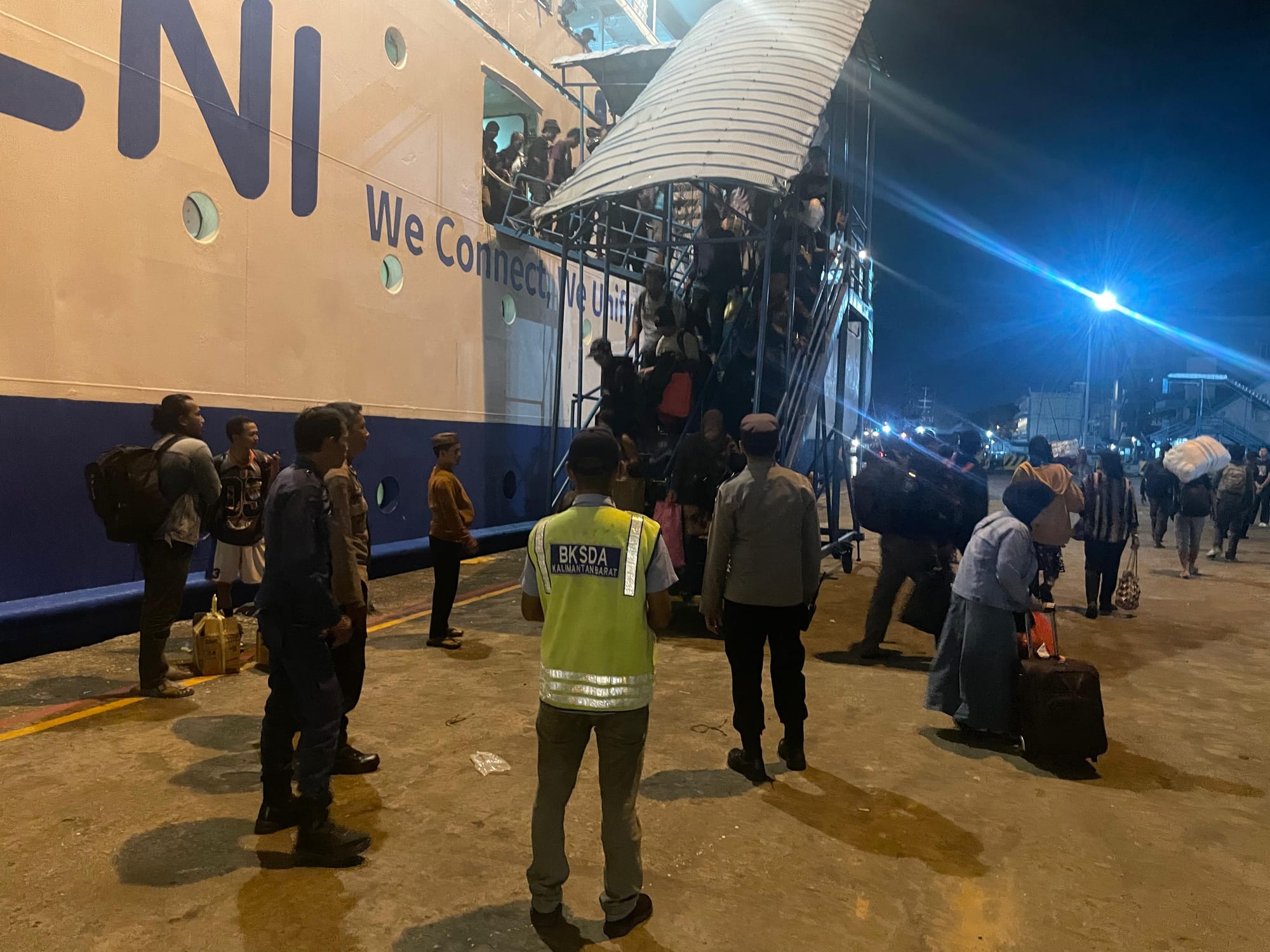 Kedatangan KM Kelimutu Berjalan Lancar, Polsek Pelabuhan Dwikora Siaga Laksanakan Pengamanan di Pelabuhan Pontianak