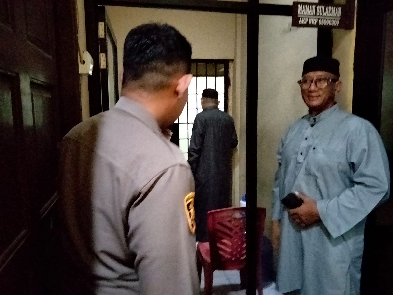 Polsek Pontianak Timur Fasilitasi Tausiah Jamaah Tabligh untuk Tahanan dengan Pendampingan Personel Jaga